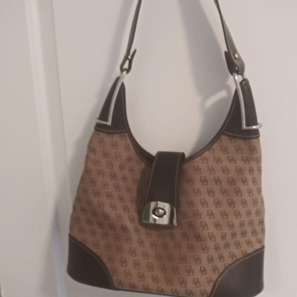 🎀🌷Dooney & Bourke Signature Leather Purse # 311